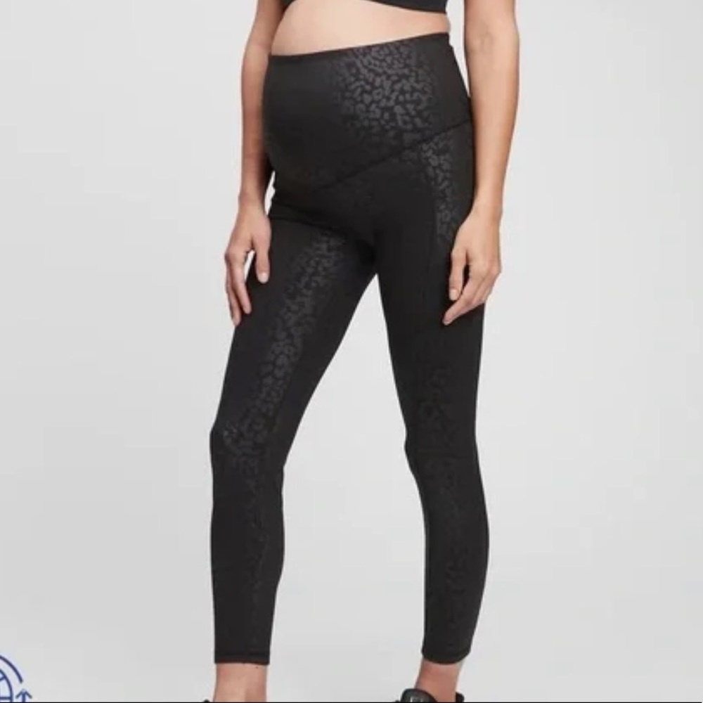 3/$25 Gap Fit Maternity Blackout Technology Animal Print Medium 7/8 Length